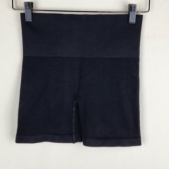 Aritzia TnAction TnaBODY Black Atmosphere Ribbed Hi-Rise 5" Bike Shorts sz S - Picture 2 of 8